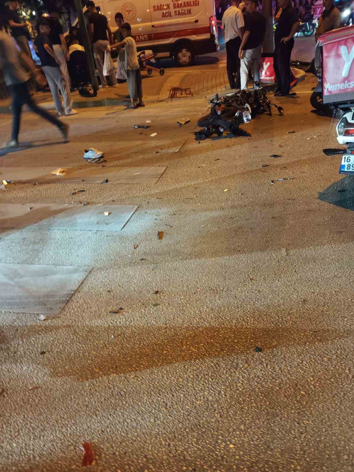 Kırmızı ışıkta geçen motosiklete otomobil çarptı: 1 ölü, 1 yaralı