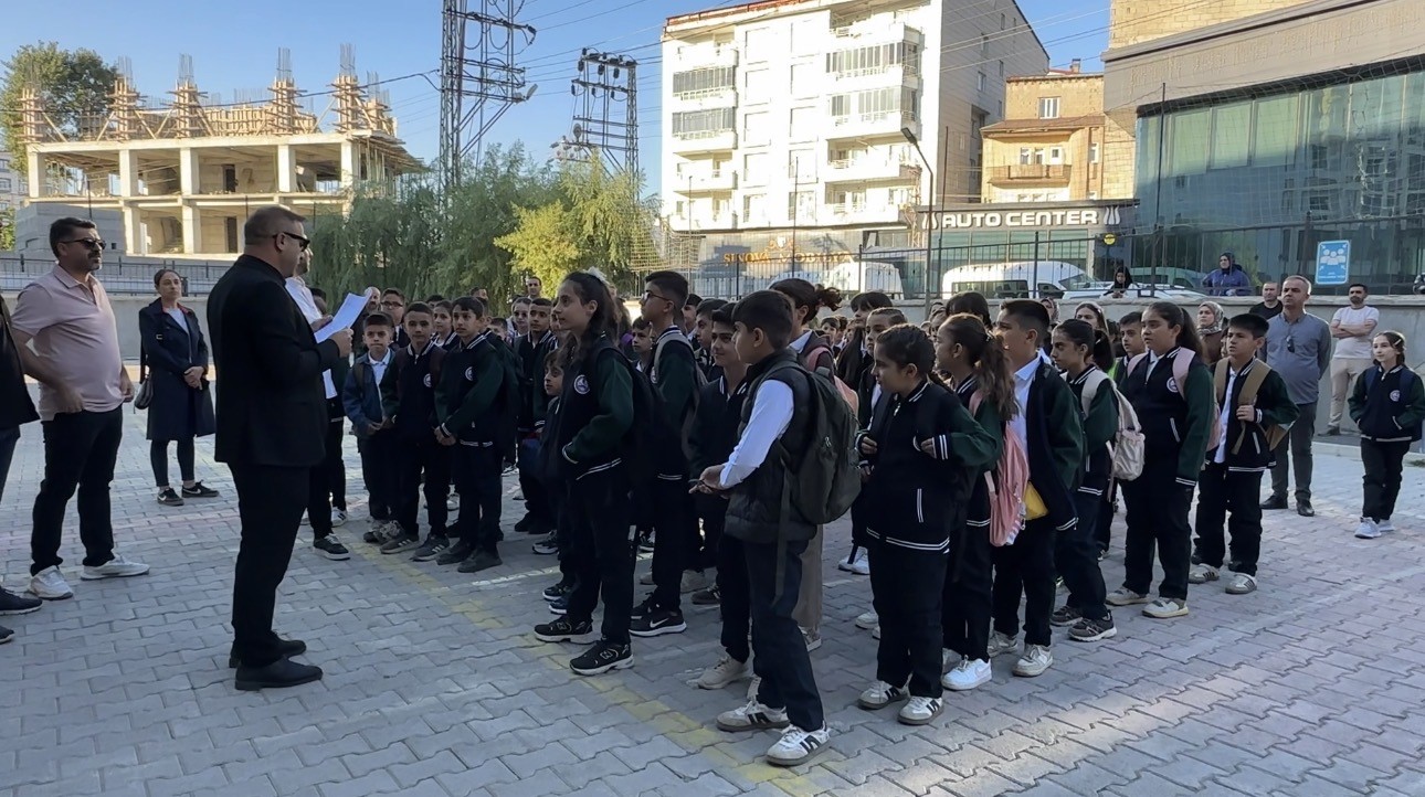 Yüksekova’da 30 bin öğrenci ders başı yaptı