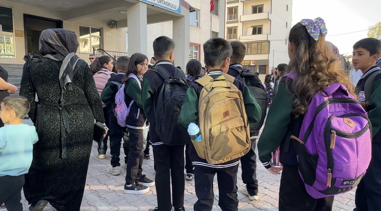Yüksekova’da 30 bin öğrenci ders başı yaptı