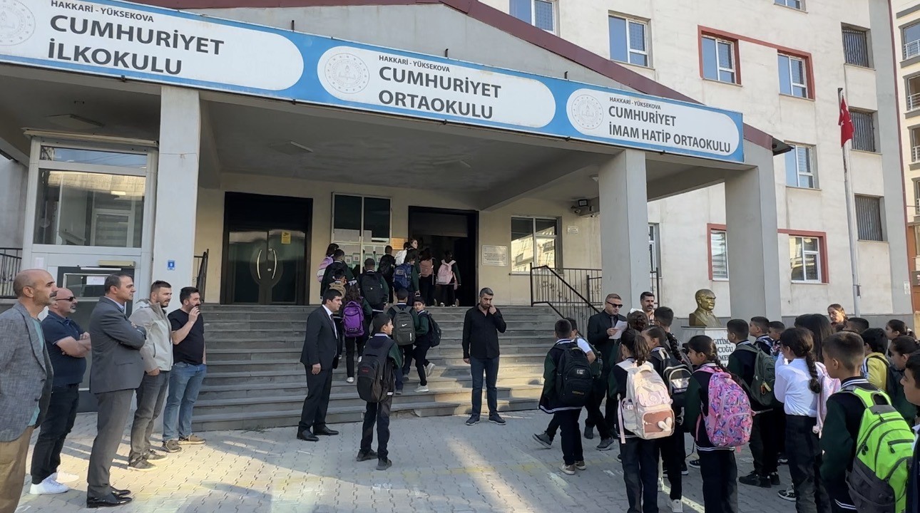 Yüksekova’da 30 bin öğrenci ders başı yaptı