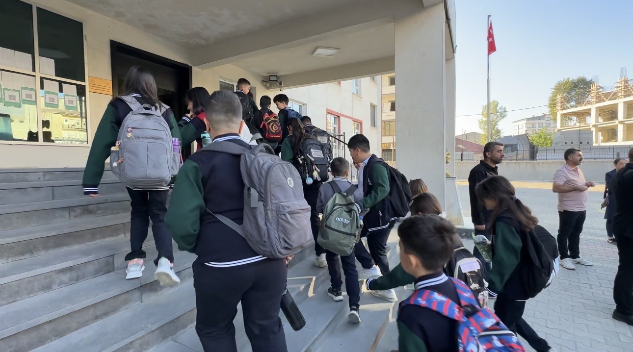Yüksekova’da 30 bin öğrenci ders başı yaptı