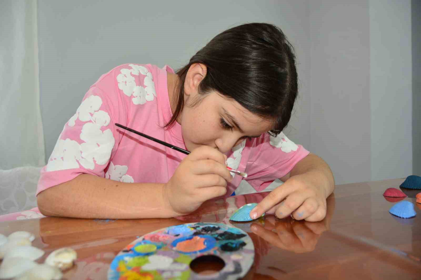 Samsunlu minik Elif Zehra, deniz kabuklarını sanat eserine dönüştürüyor