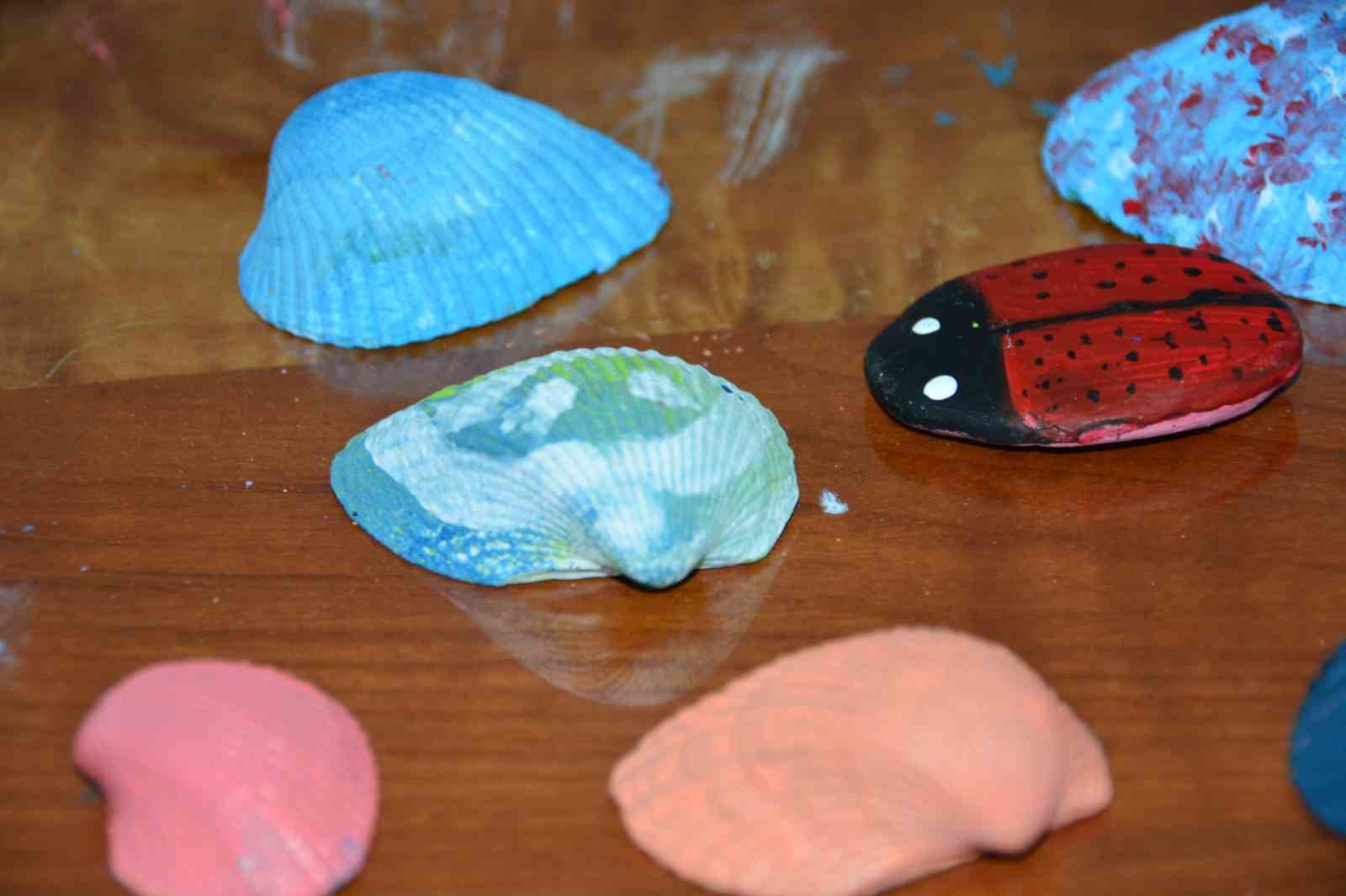 Samsunlu minik Elif Zehra, deniz kabuklarını sanat eserine dönüştürüyor