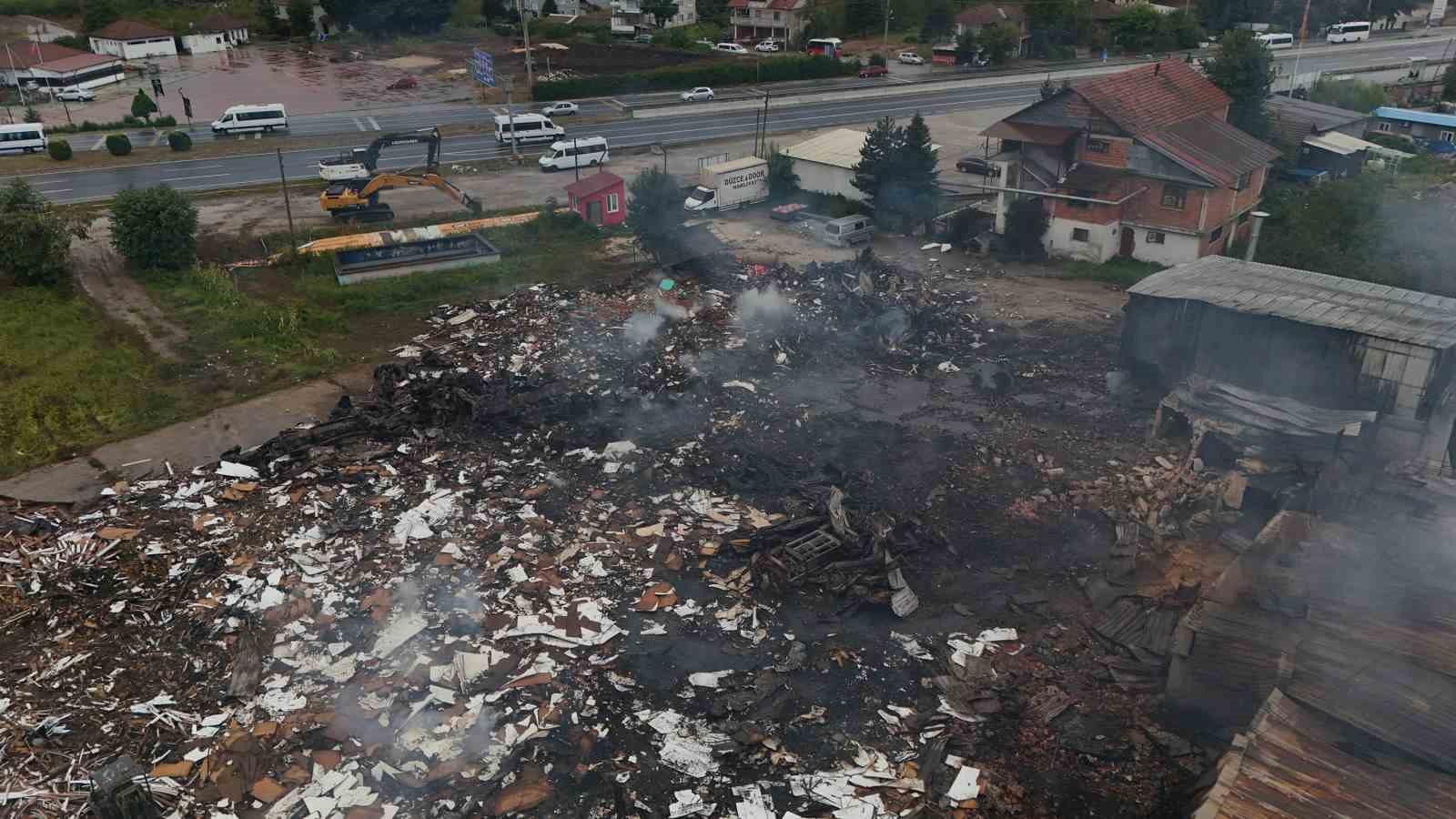 Düzce’de yanan kapı fabrikasının son durumu havadan görüntülendi