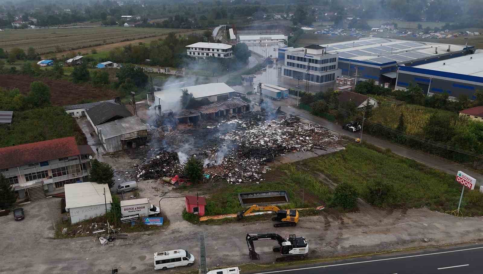 Düzce’de yanan kapı fabrikasının son durumu havadan görüntülendi