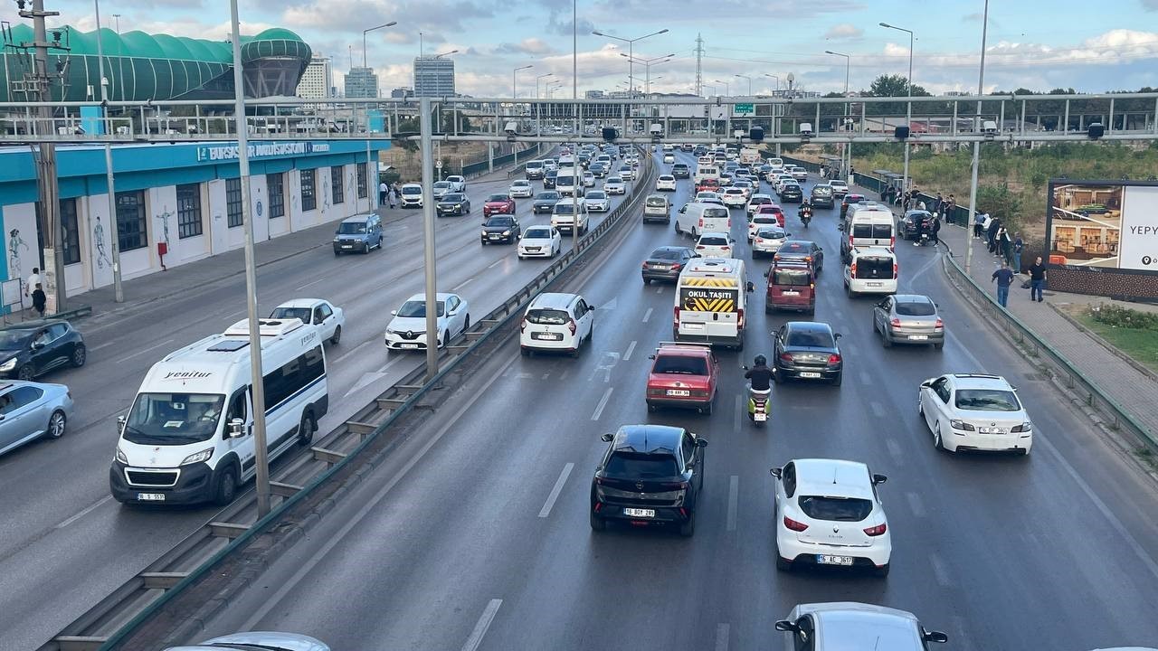 Bursa’da okullar açıldı, korkulan trafik yoğunluğu oluşmadı