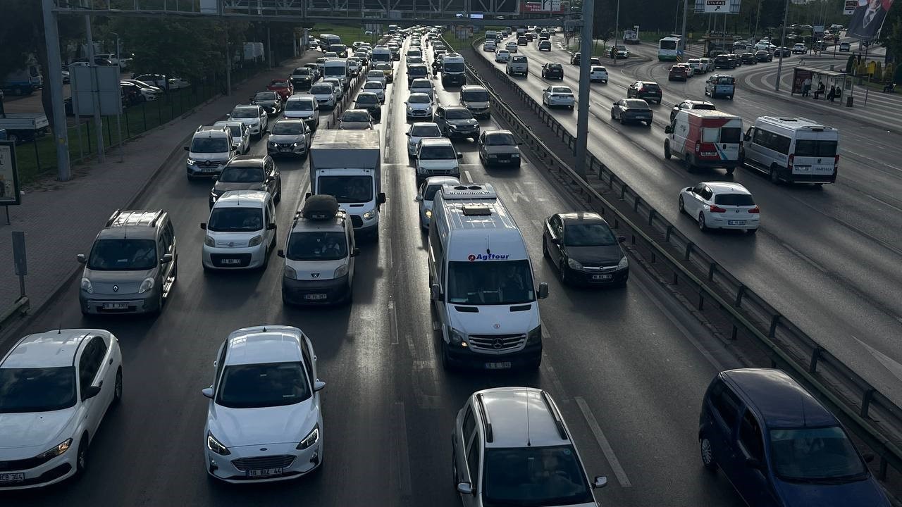 Bursa’da okullar açıldı, korkulan trafik yoğunluğu oluşmadı