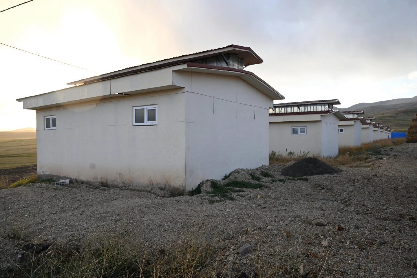 Vali Baruş, Çat’ta yapımı tamamlanan deprem konutlarını yerinde inceledi