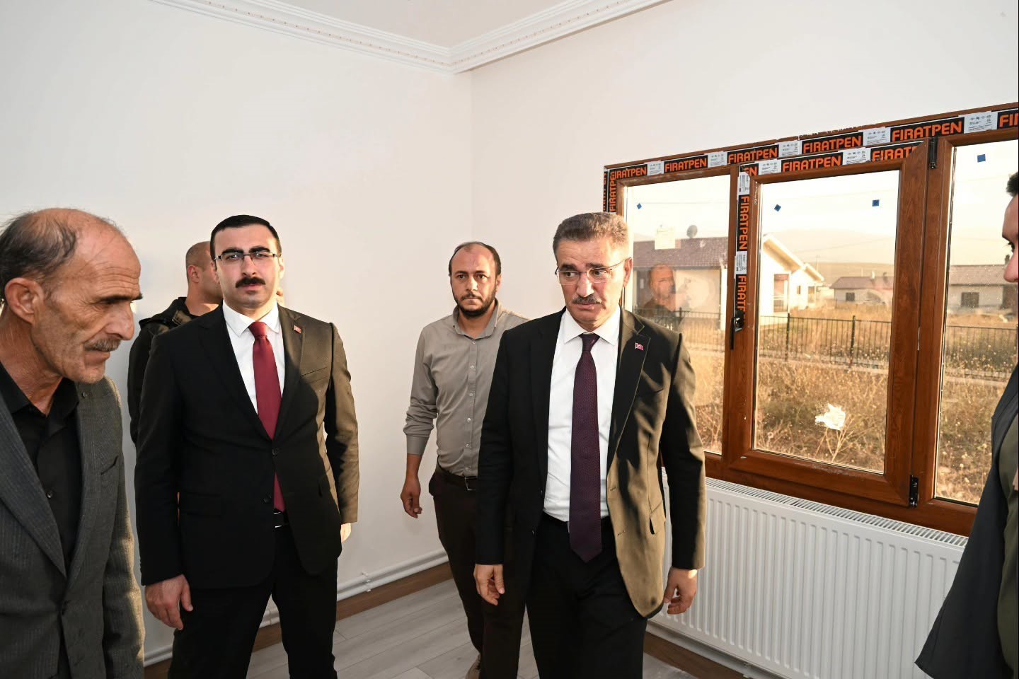 Vali Baruş, Çat’ta yapımı tamamlanan deprem konutlarını yerinde inceledi