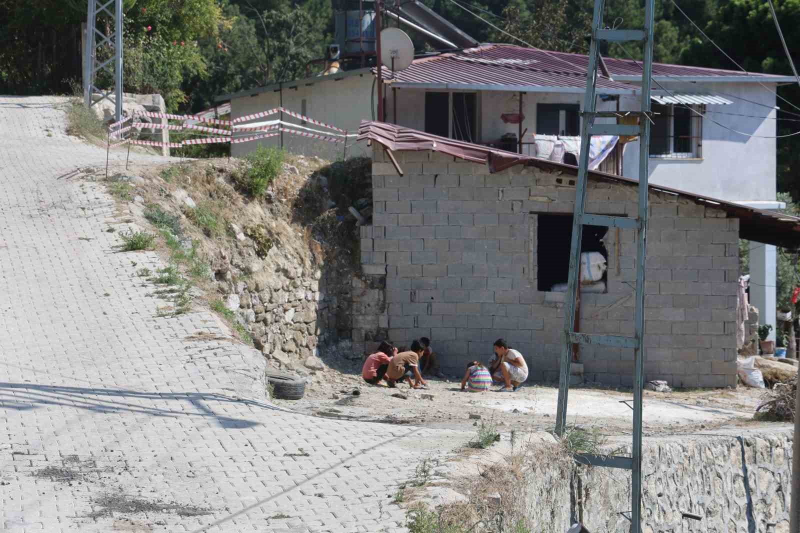 Mahalleliyi korkutan yokuşta 3 ayda 2 araç evin bahçesine uçtu