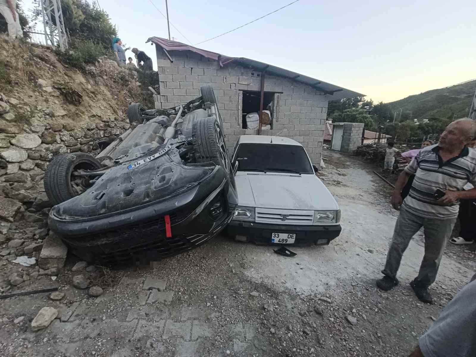 Mahalleliyi korkutan yokuşta 3 ayda 2 araç evin bahçesine uçtu