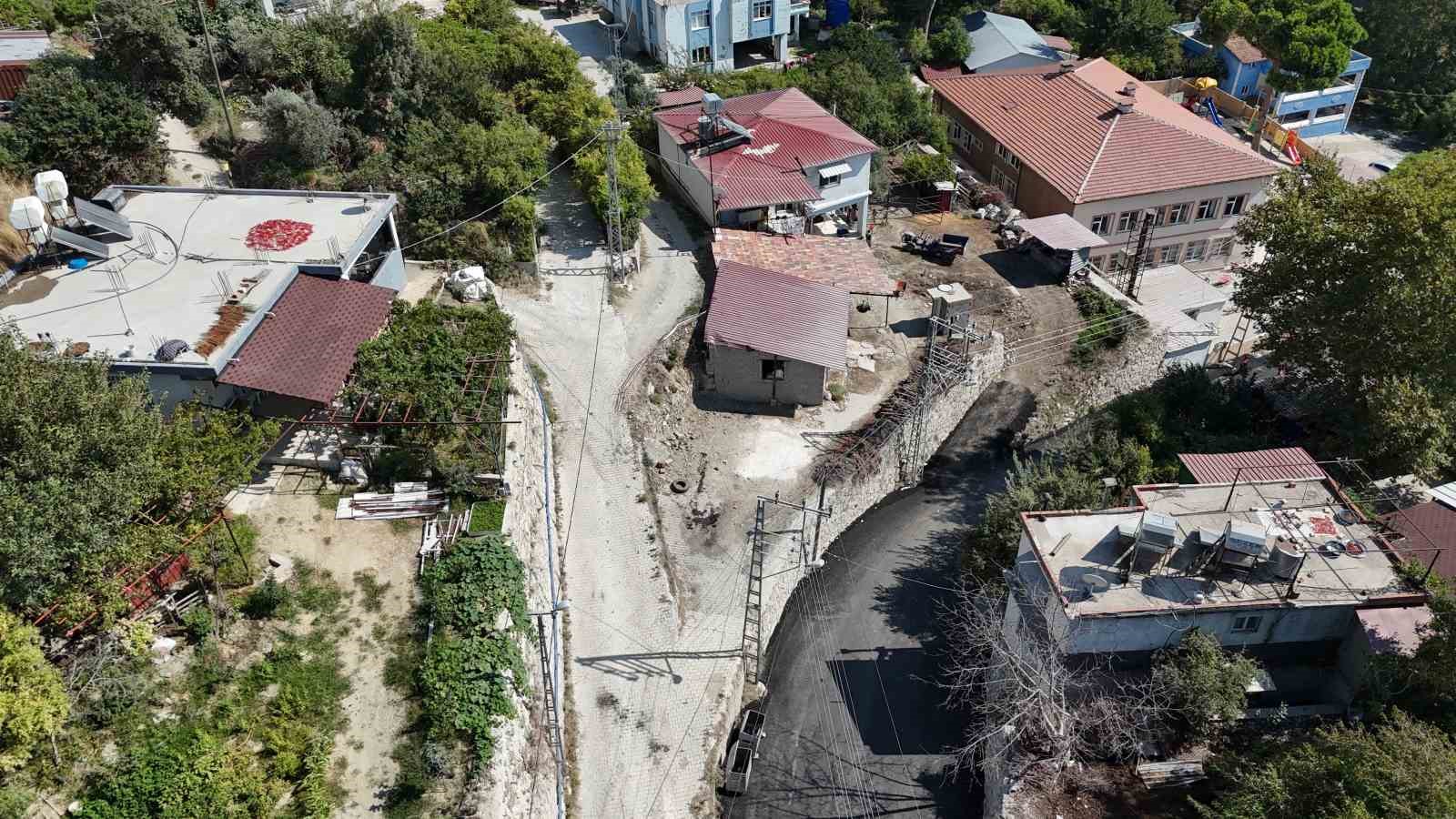 Mahalleliyi korkutan yokuşta 3 ayda 2 araç evin bahçesine uçtu