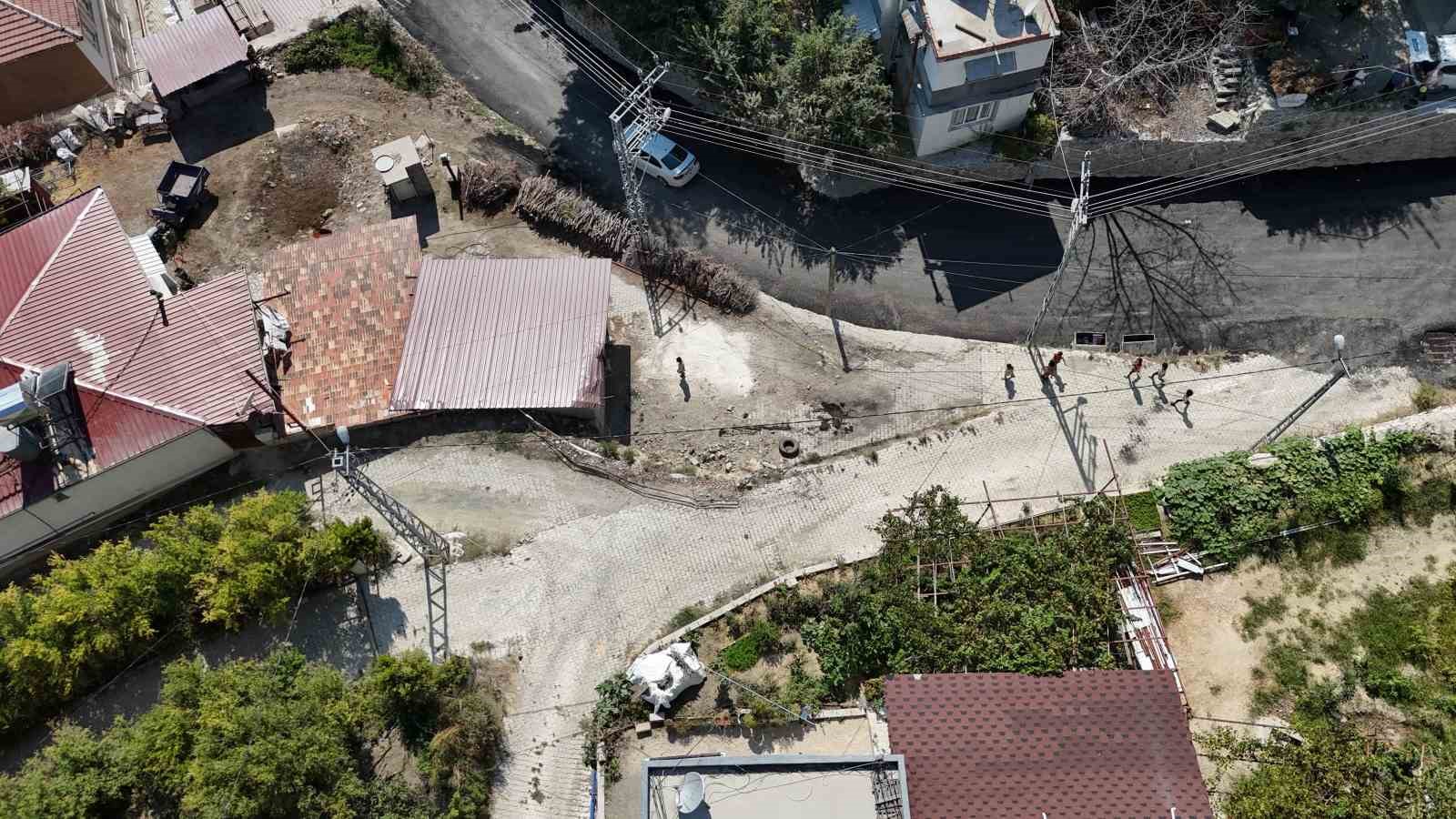 Mahalleliyi korkutan yokuşta 3 ayda 2 araç evin bahçesine uçtu