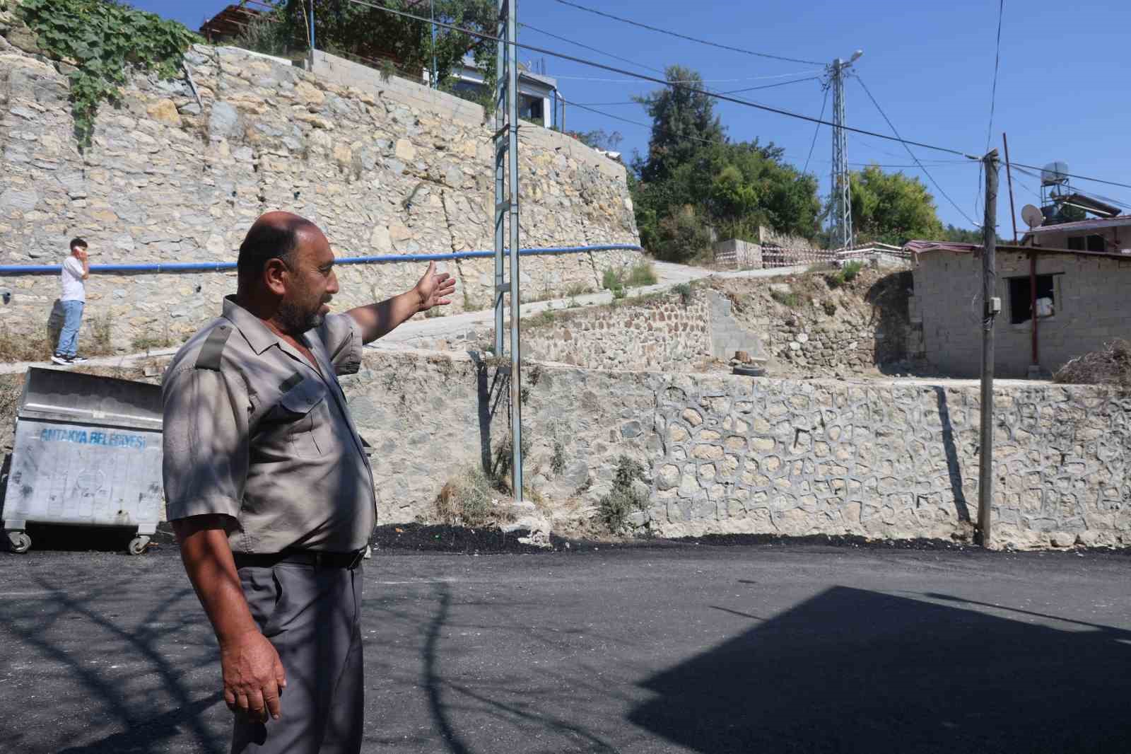 Mahalleliyi korkutan yokuşta 3 ayda 2 araç evin bahçesine uçtu