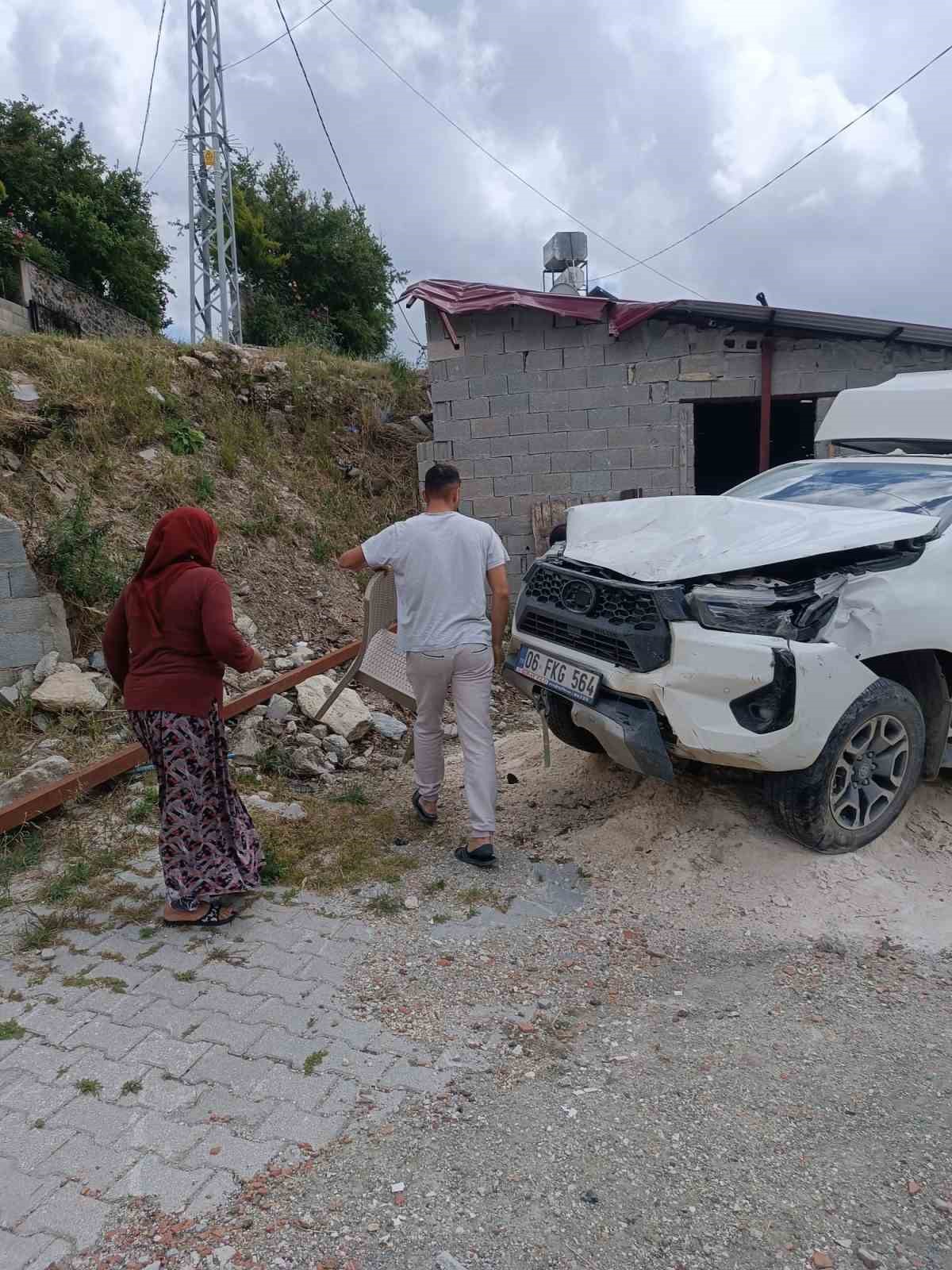 Mahalleliyi korkutan yokuşta 3 ayda 2 araç evin bahçesine uçtu