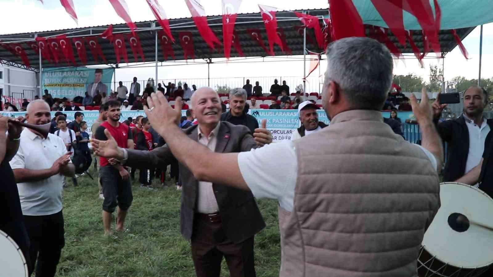 Başkan Sekmen davul-zurnanın sesi gelince dayanamadı