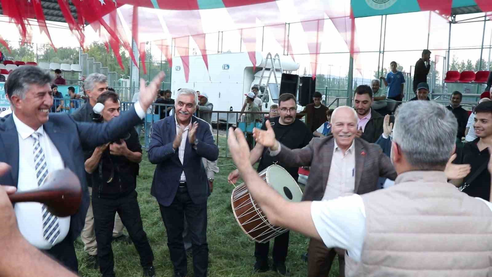 Başkan Sekmen davul-zurnanın sesi gelince dayanamadı