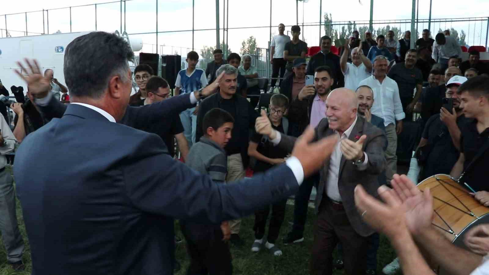 Başkan Sekmen davul-zurnanın sesi gelince dayanamadı