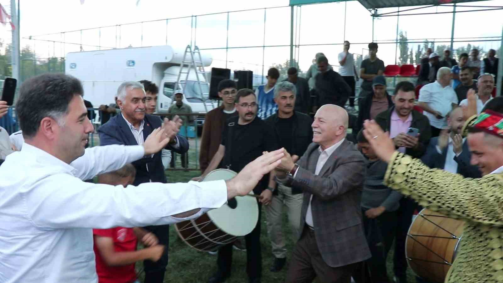 Başkan Sekmen davul-zurnanın sesi gelince dayanamadı
