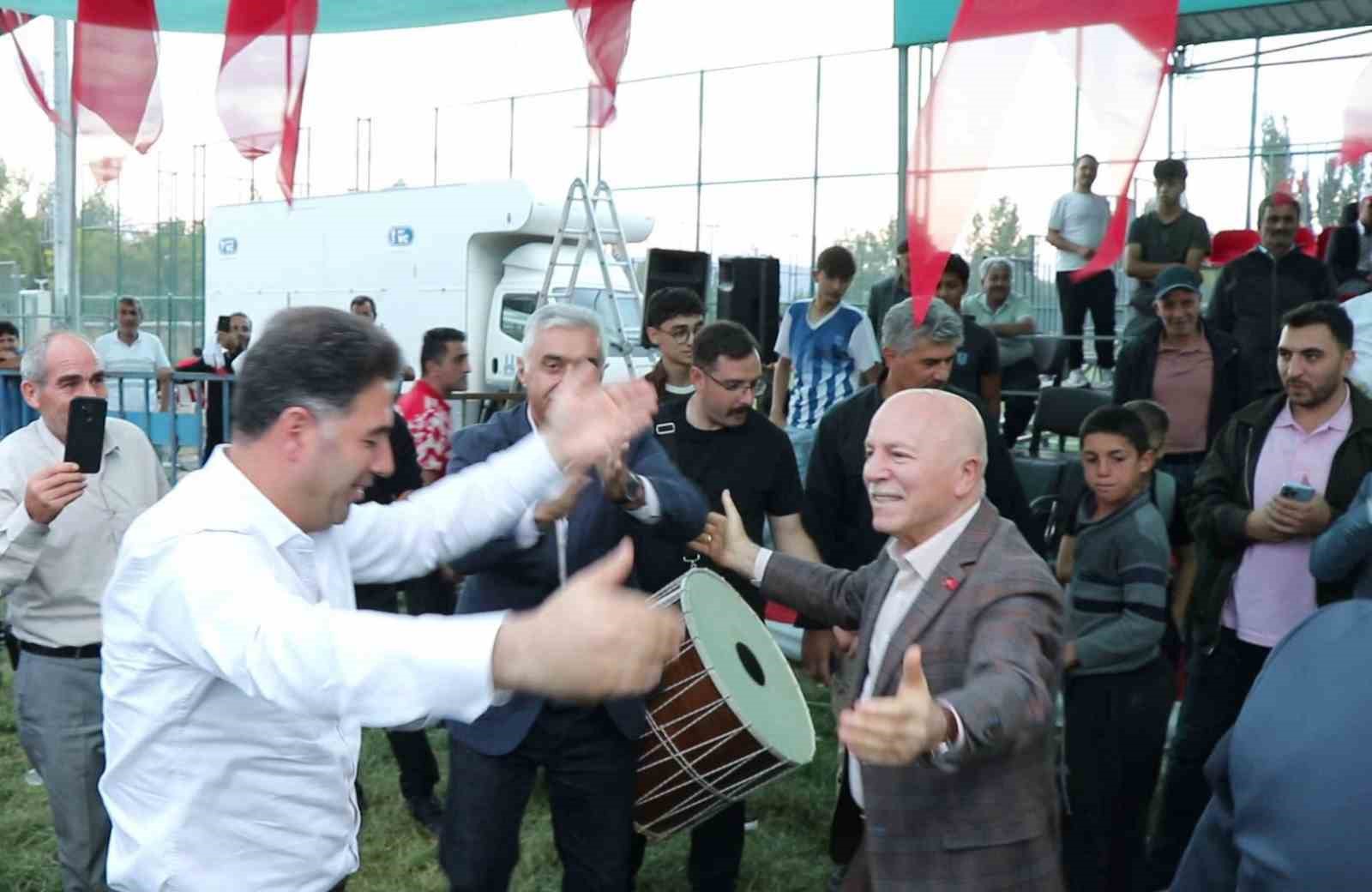 Başkan Sekmen davul-zurnanın sesi gelince dayanamadı