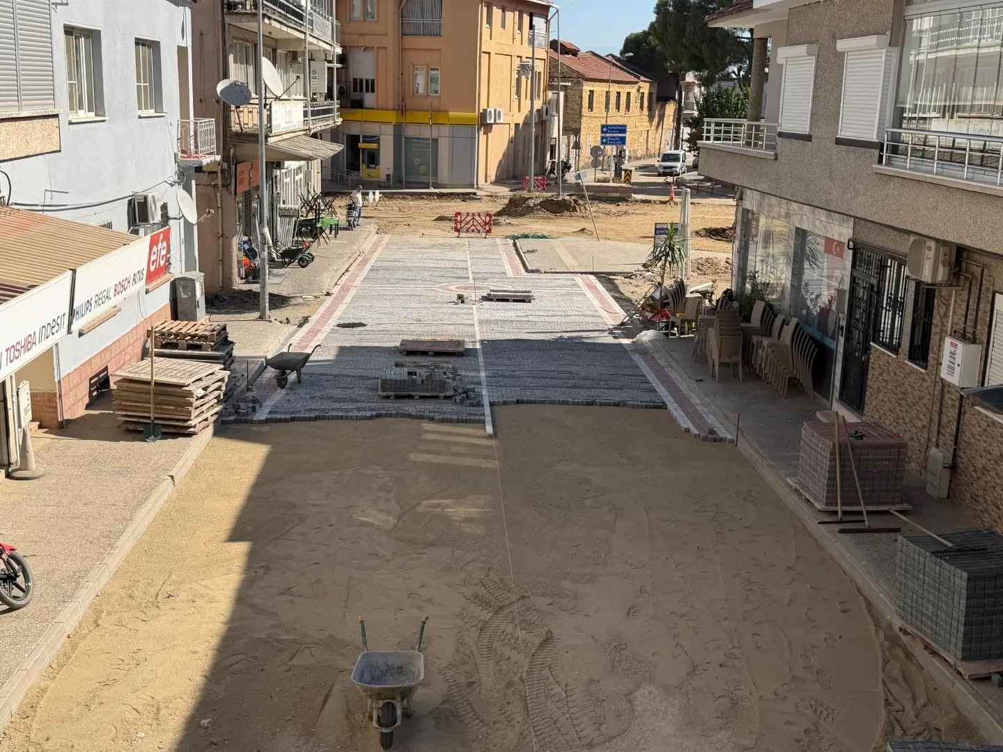 Yenipazar’da hem yollar yenileniyor hem gönüllere dokunuluyor