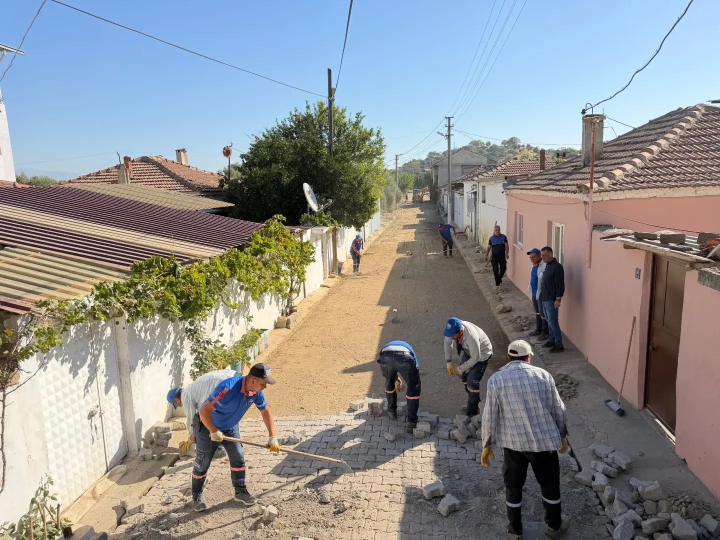 Yenipazar’da hem yollar yenileniyor hem gönüllere dokunuluyor