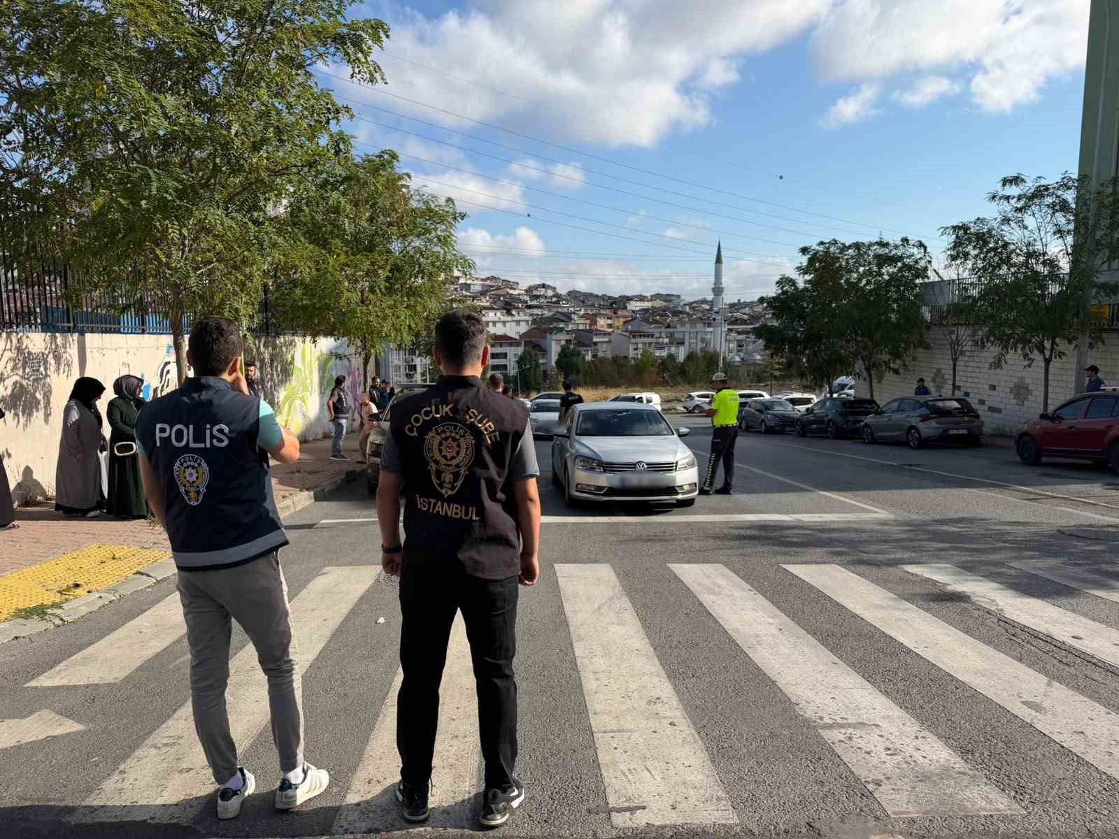 Esenyurt’ta polis ekiplerinde okul önlerinde dronlu denetim