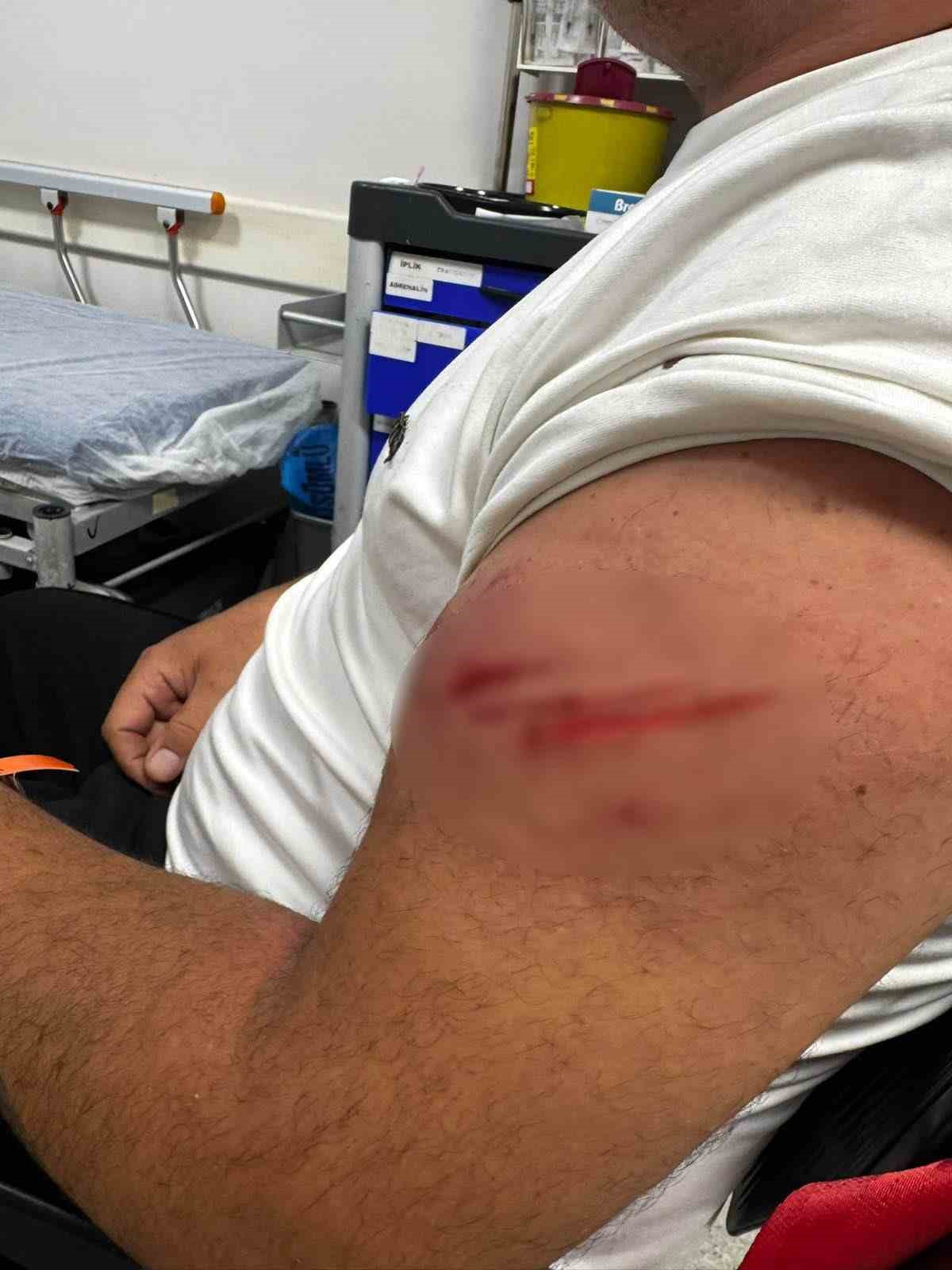 E-5’ten yan yola girmek isteyen otomobil sürücüsü motosikletliye çarptı, O anlar kamerada
