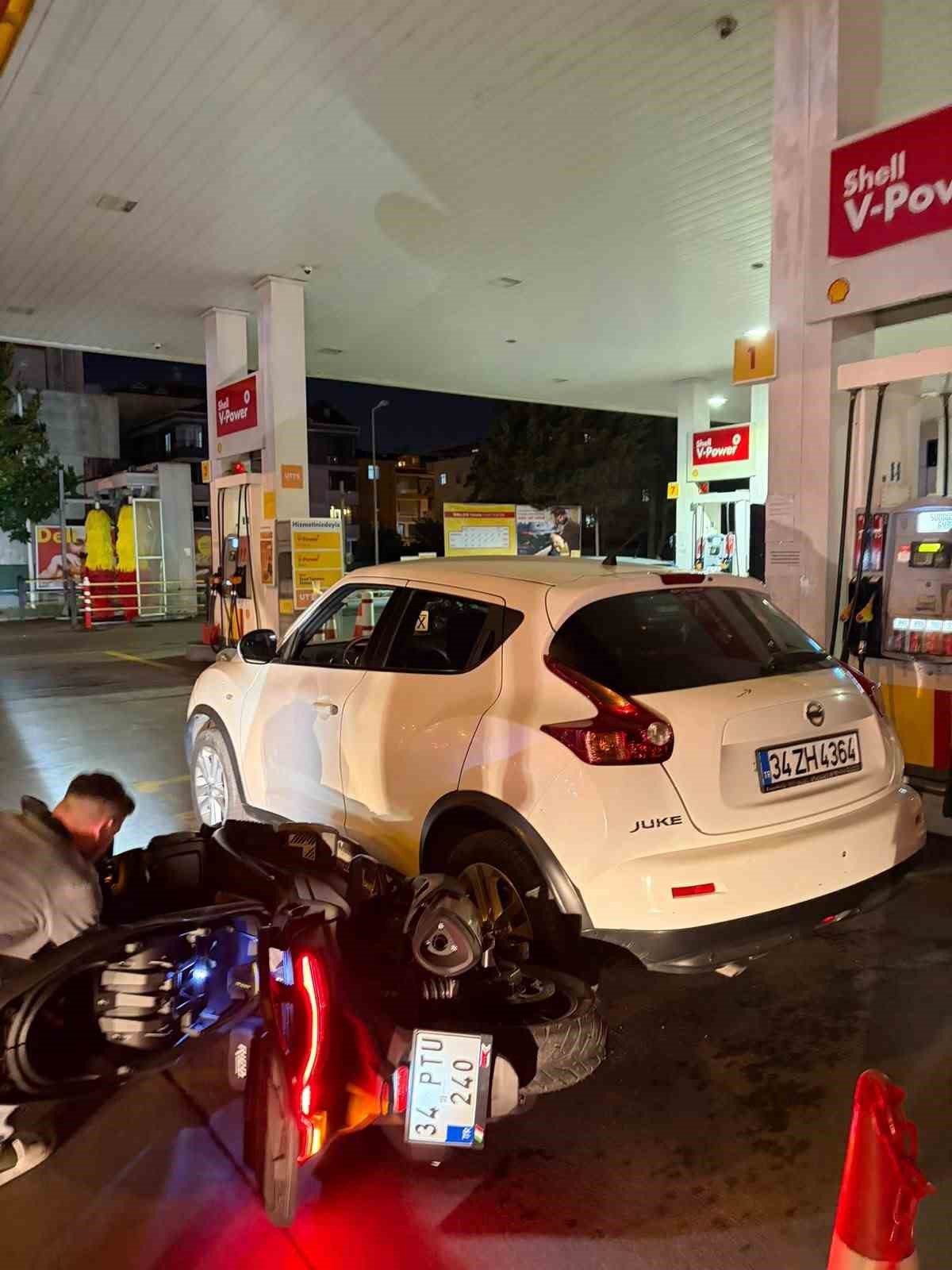 E-5’ten yan yola girmek isteyen otomobil sürücüsü motosikletliye çarptı, O anlar kamerada