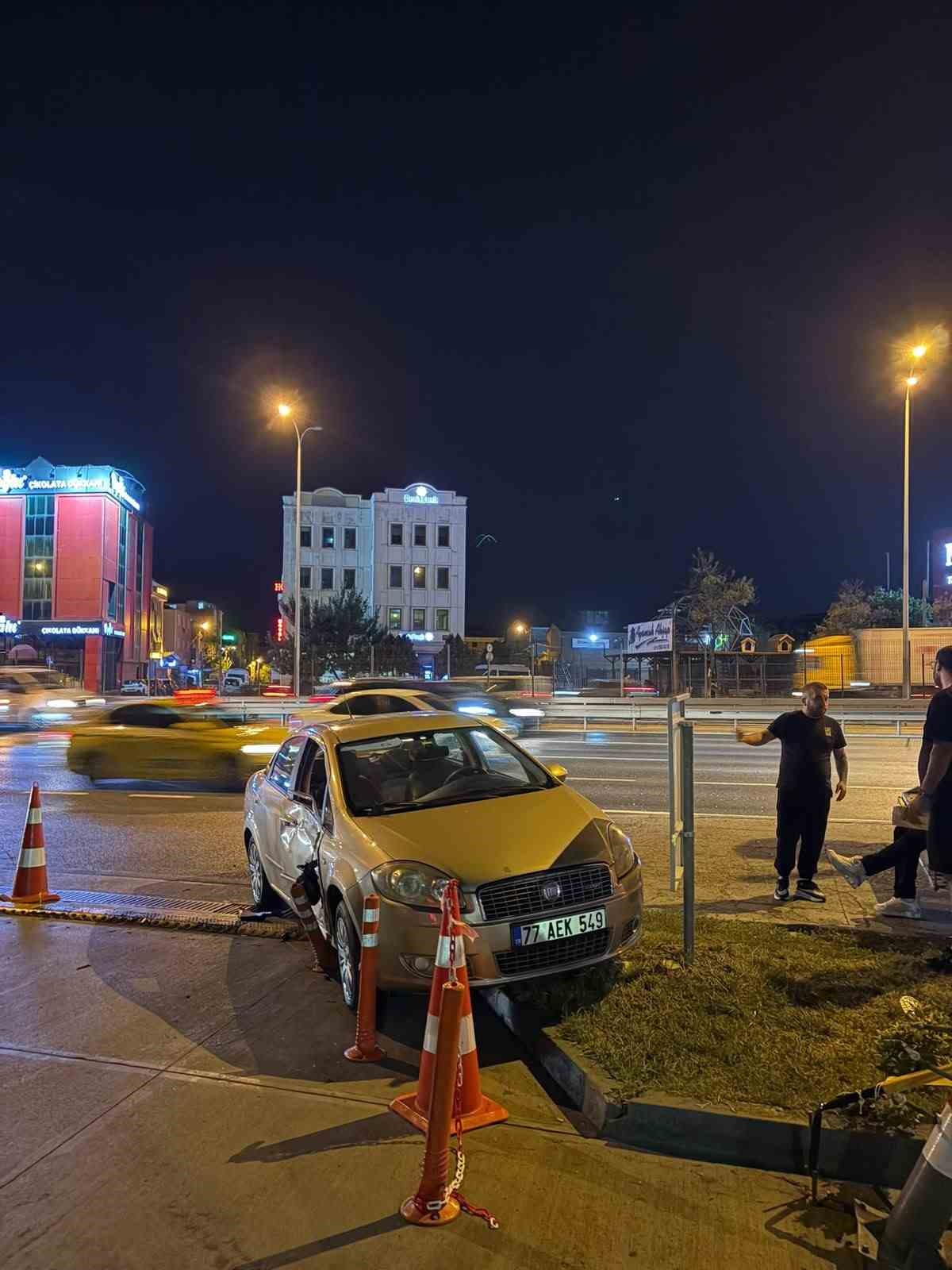 E-5’ten yan yola girmek isteyen otomobil sürücüsü motosikletliye çarptı, O anlar kamerada