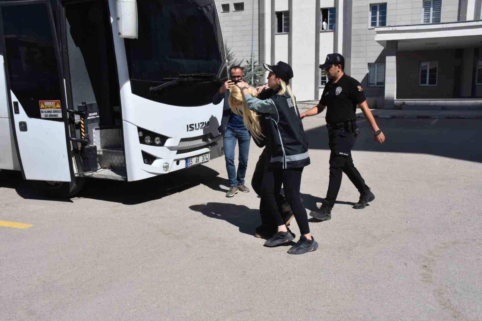 Fenomen Çağla Öz adliyeye sevk edildi