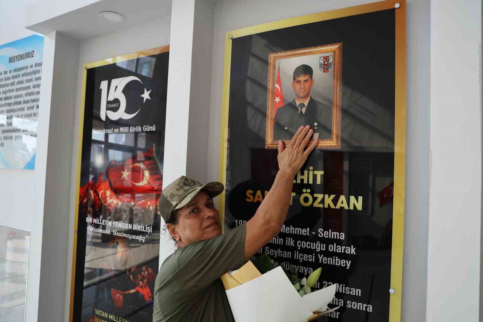 Şehit anne ve babası Türk bayrağıyla okulda