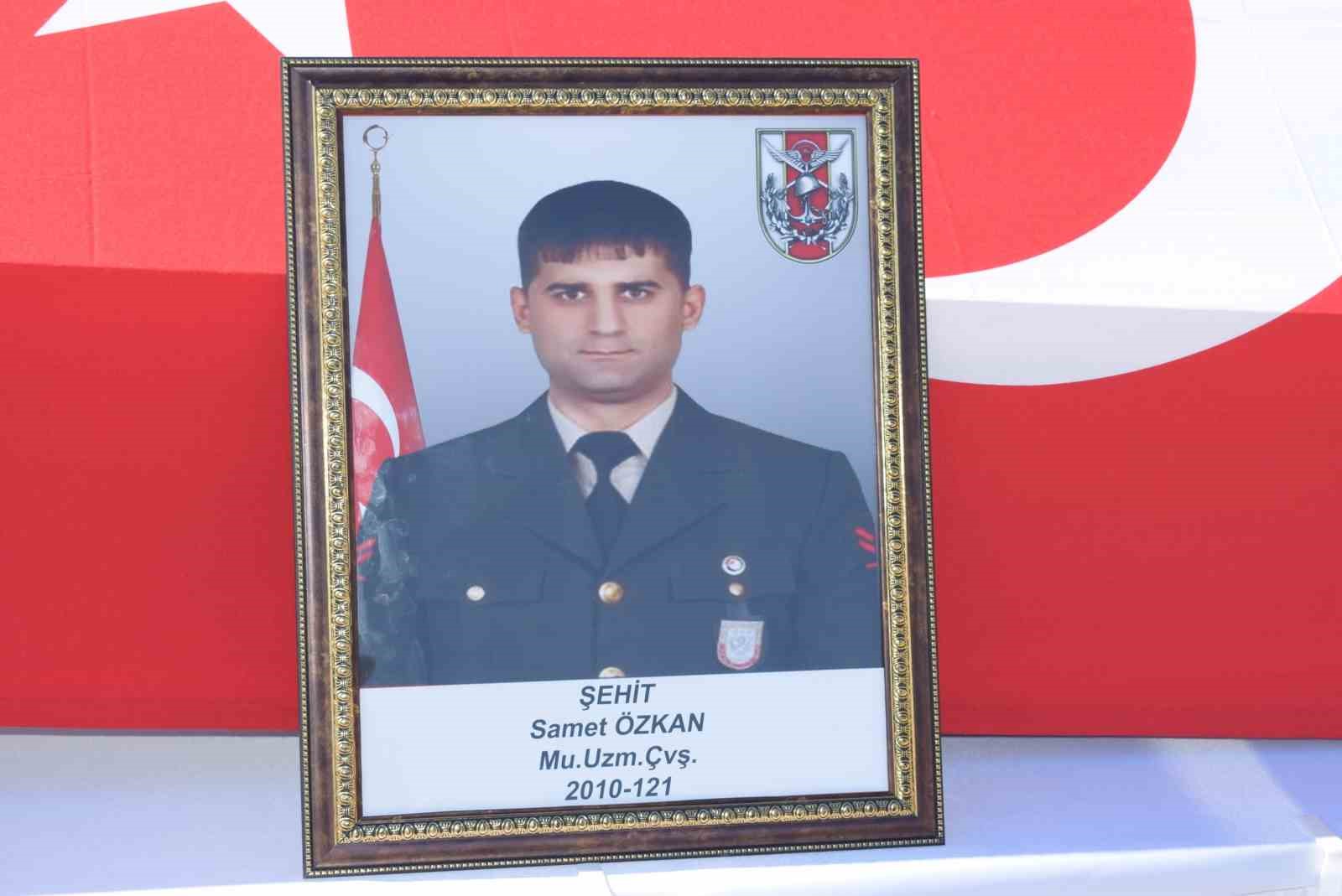 Şehit anne ve babası Türk bayrağıyla okulda