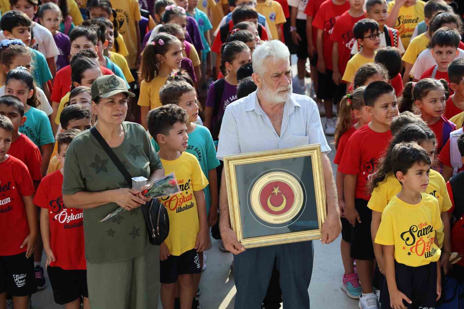 Şehit anne ve babası Türk bayrağıyla okulda