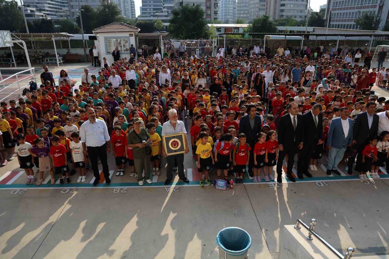 Şehit anne ve babası Türk bayrağıyla okulda