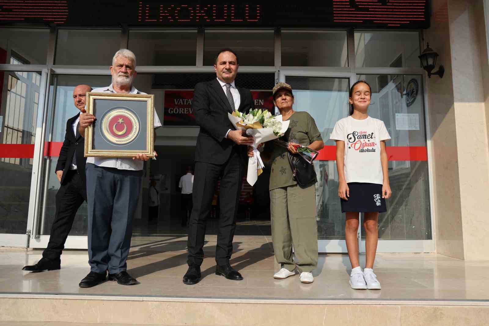 Şehit anne ve babası Türk bayrağıyla okulda