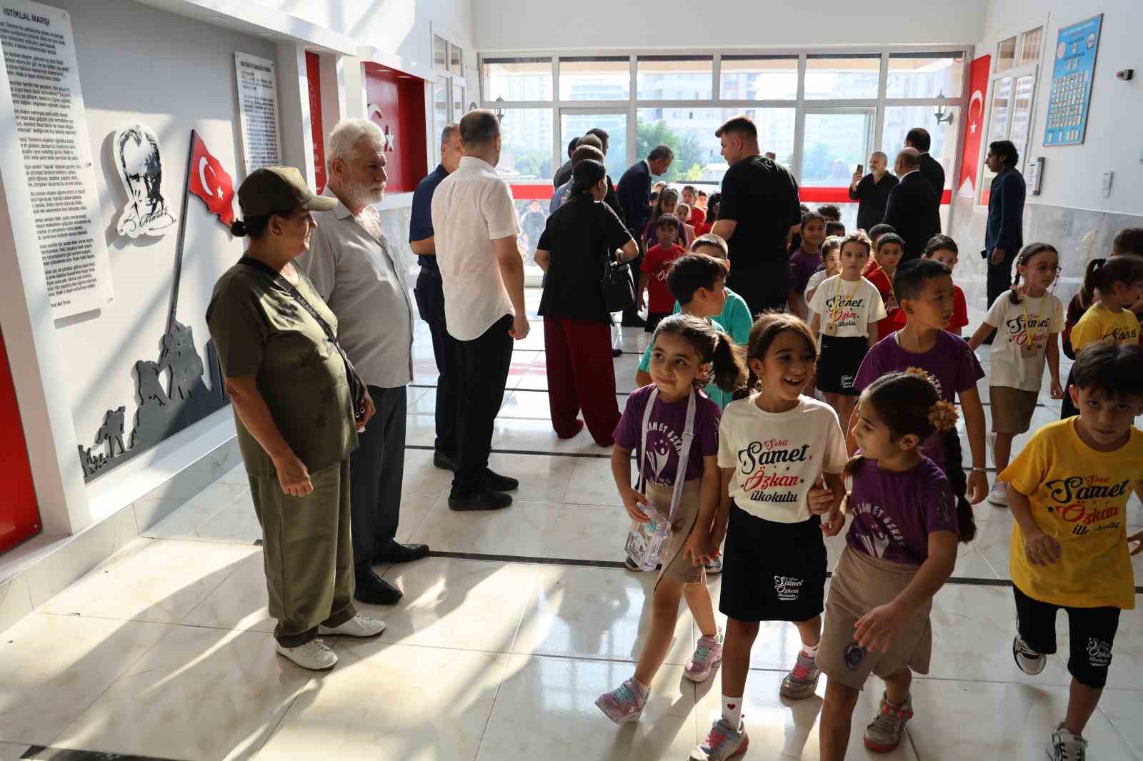 Şehit anne ve babası Türk bayrağıyla okulda