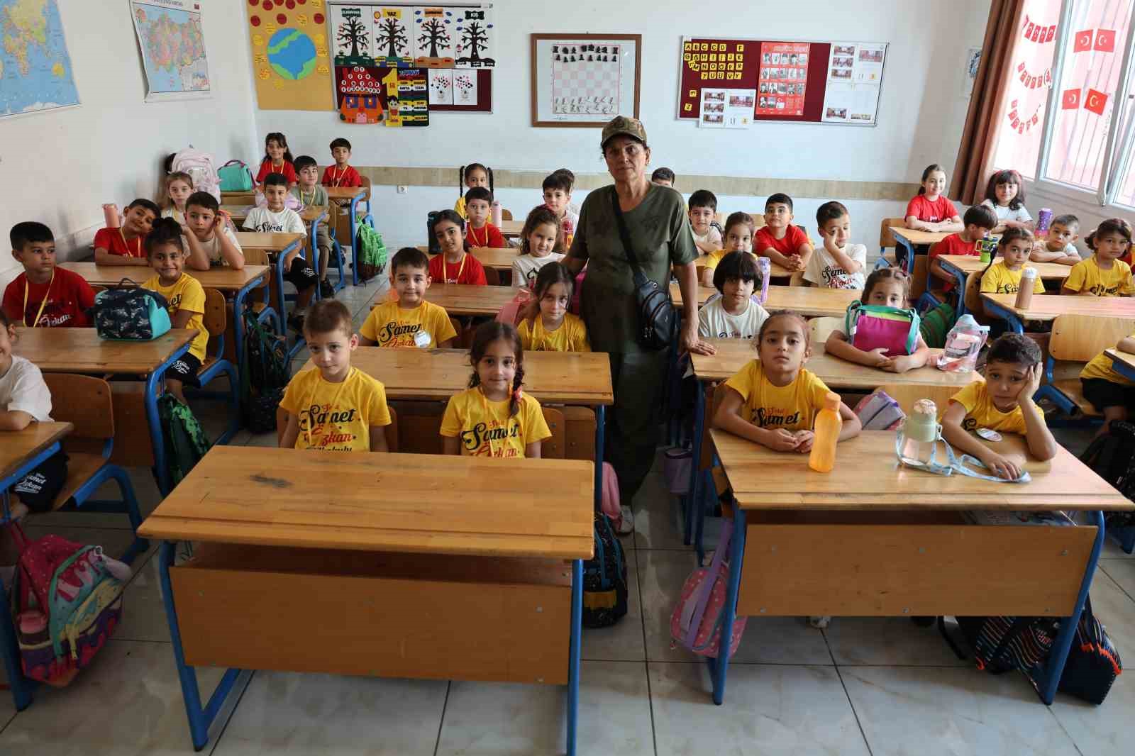 Şehit anne ve babası Türk bayrağıyla okulda
