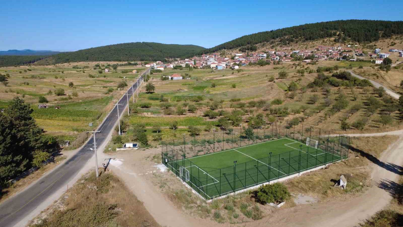 Demirci’de 11 kırsal mahalleye halı saha