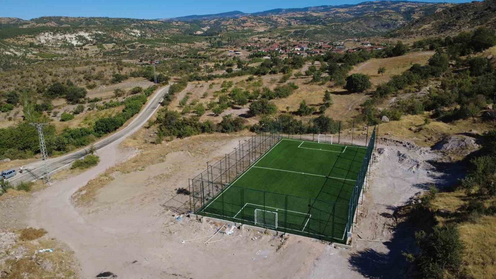 Demirci’de 11 kırsal mahalleye halı saha