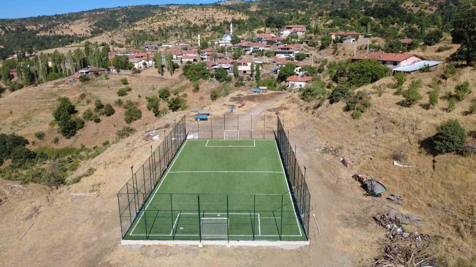 Demirci’de 11 kırsal mahalleye halı saha