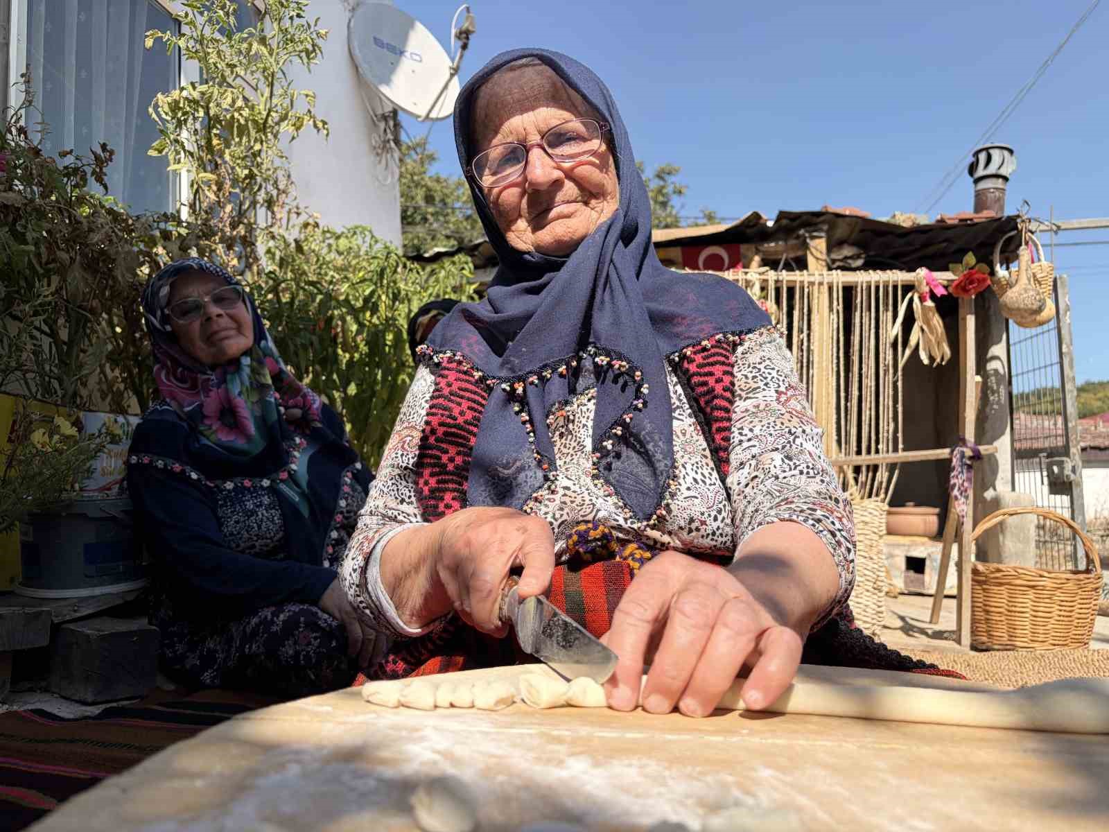 Mısır yaprağından hasır örme geleneği yaptığı dokuma tezgahıyla yeniden hayat buldu