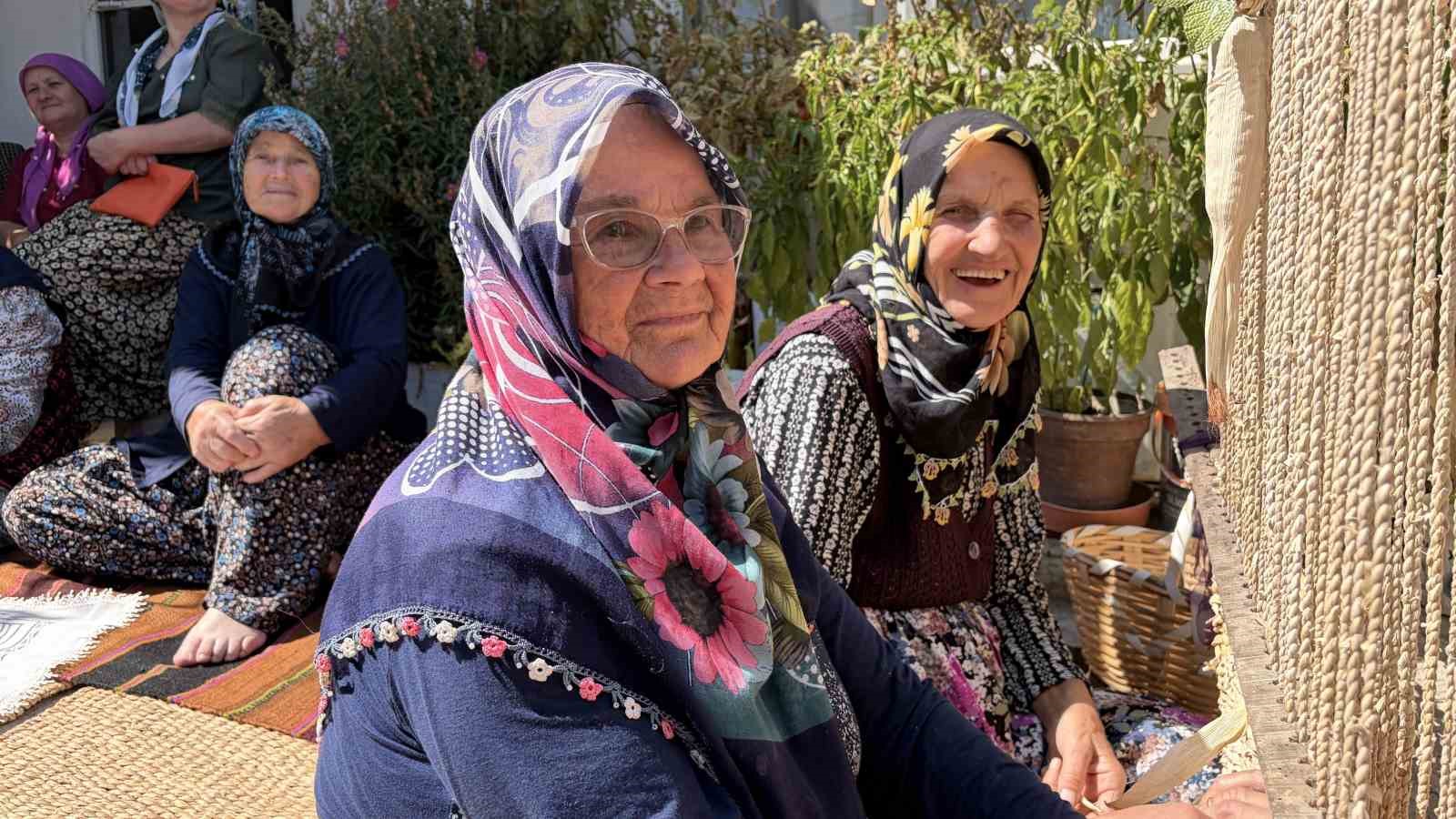 Mısır yaprağından hasır örme geleneği yaptığı dokuma tezgahıyla yeniden hayat buldu