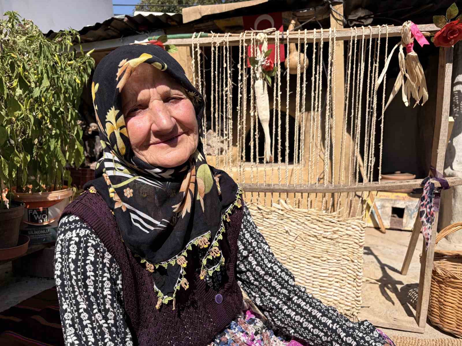 Mısır yaprağından hasır örme geleneği yaptığı dokuma tezgahıyla yeniden hayat buldu