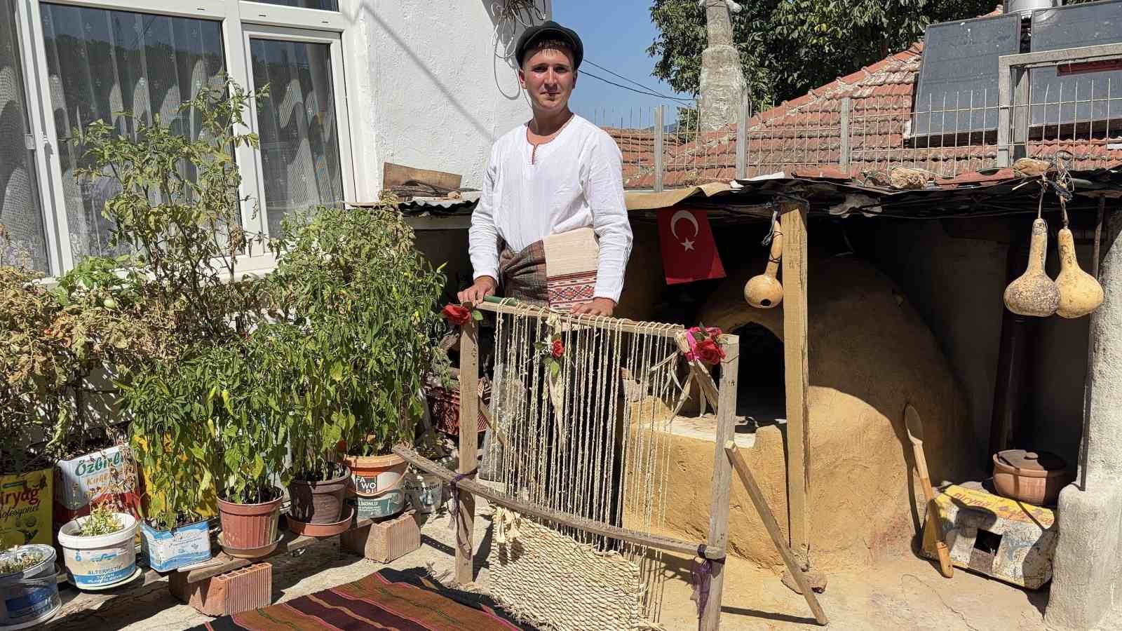 Mısır yaprağından hasır örme geleneği yaptığı dokuma tezgahıyla yeniden hayat buldu