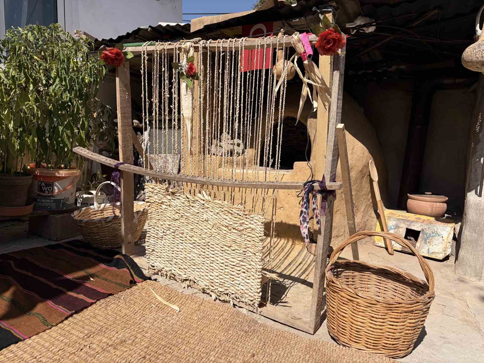 Mısır yaprağından hasır örme geleneği yaptığı dokuma tezgahıyla yeniden hayat buldu