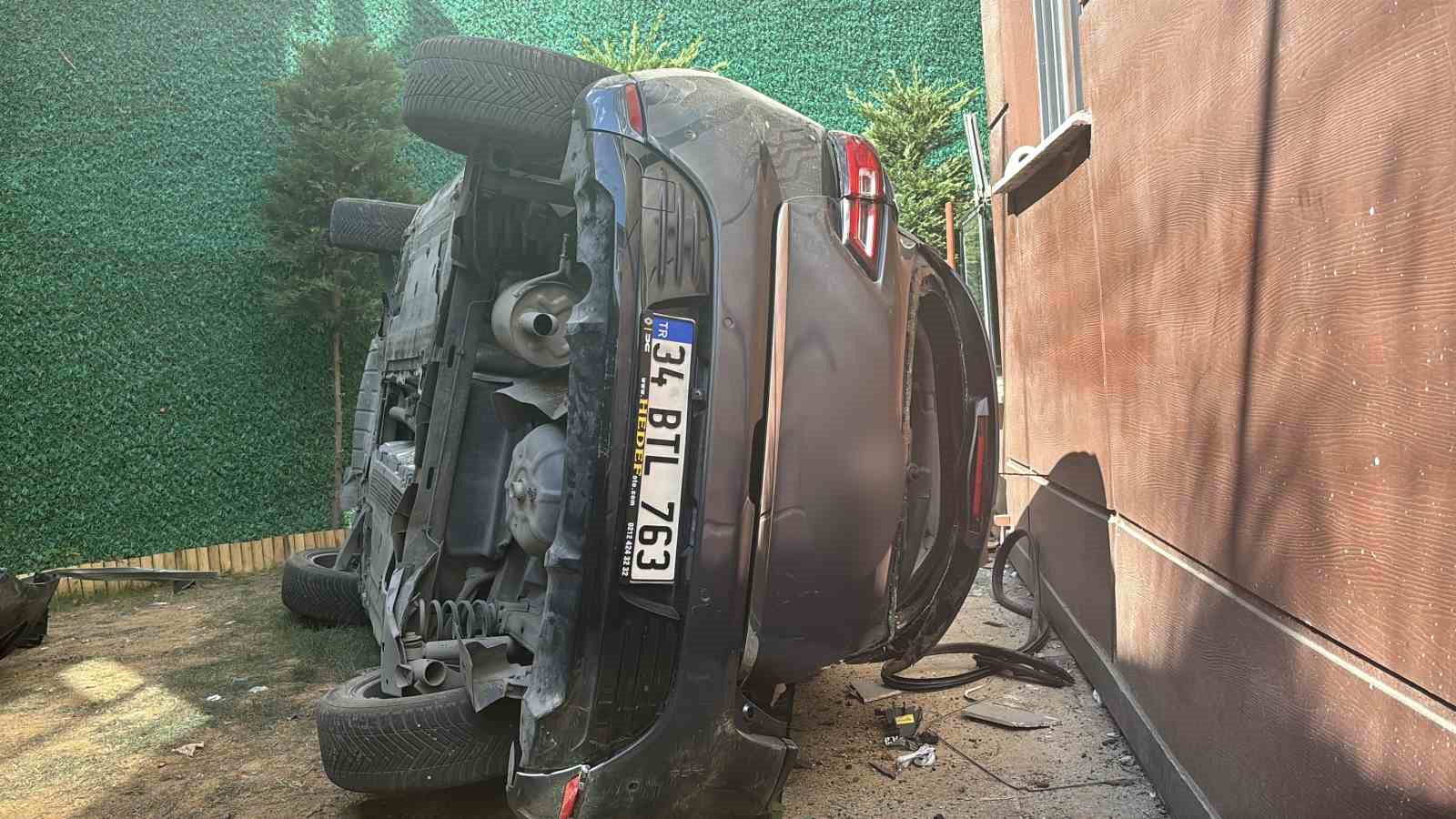 Eyüpsultan’da otomobil bahçeye uçtu, gün ağarınca ortalığın savaş alanına döndüğü görüldü