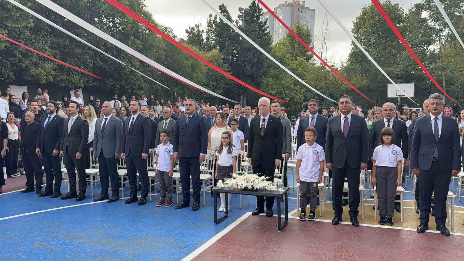 İstanbul’da ilk ders zili çaldı