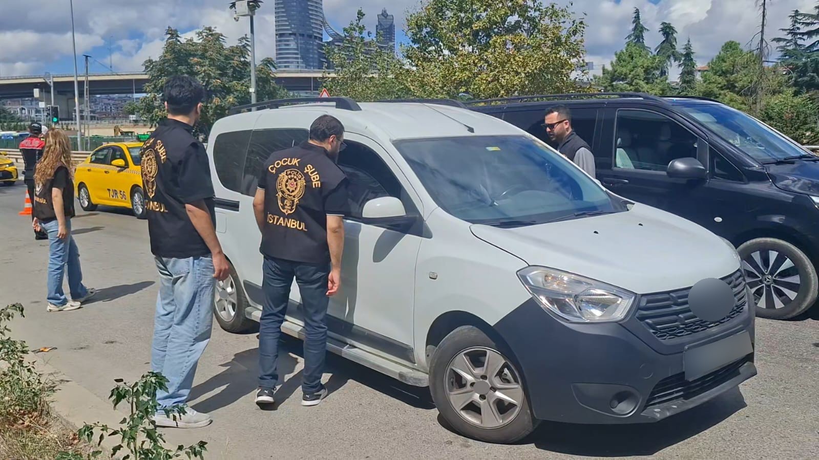 Kadıköy’de okul çevrelerinde güvenlik uygulaması gerçekleştirildi