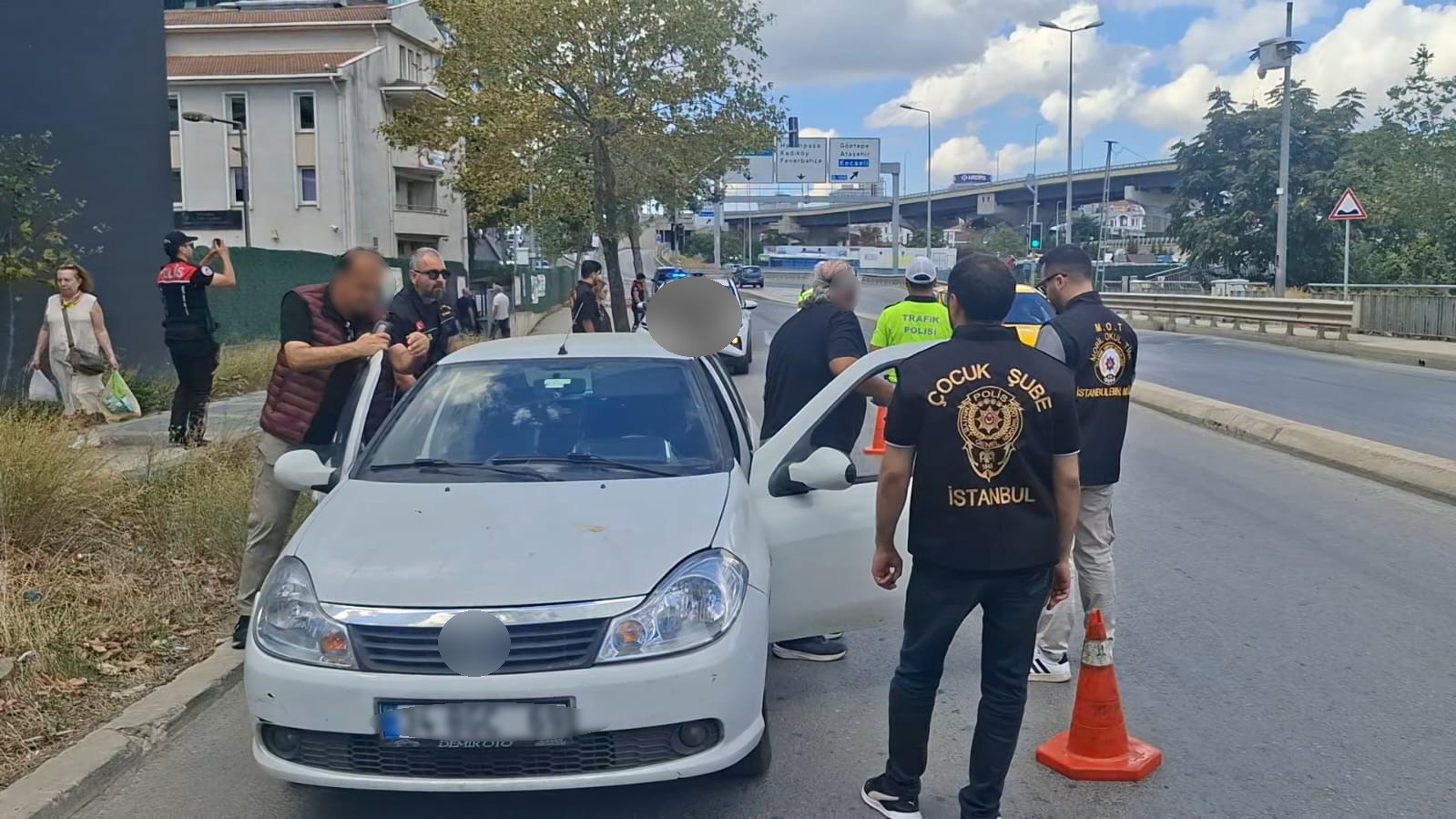 Kadıköy’de okul çevrelerinde güvenlik uygulaması gerçekleştirildi